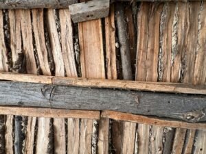 Especialista realizando inspeção técnica de como acabar com cupins em móveis de madeira